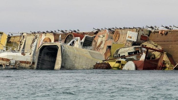 Con tàu bị đánh đắm được kéo từ bãi phế liệu.