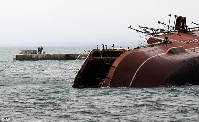 Tàu Nga đánh đắm ngay trước lối thoát của tàu Hải quân Ukraine.