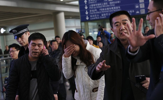 Thân nhân của những người mất tích tại sân bay quốc tế Bắc Kinh.