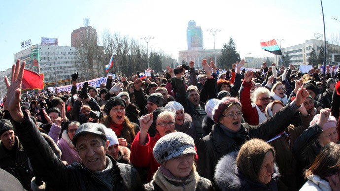 Người dân Crimea biểu tình rầm rộ ủng hộ gia nhập Liên bang Nga.