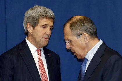 Ngoại trưởng Mỹ John Kerry (trái) và Ngoại trưởng Nga Sergei Lavrov