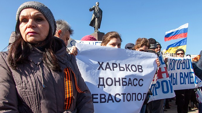 Người biểu tình ủng hộ Nga tại Kharkov.