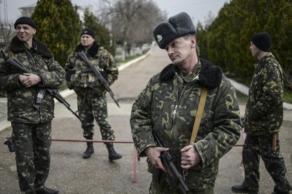 Binh sĩ Ukraine tại sân bay Belbek, Sevastopol.
