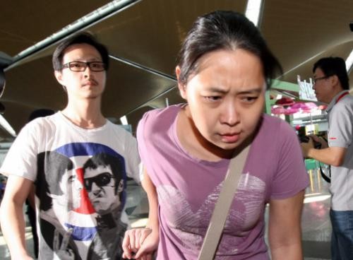 Thân nhân những người mất tích trên chuyến bay MH370 chờ đợi thông tin tại sân bay Kuala Lumpur.