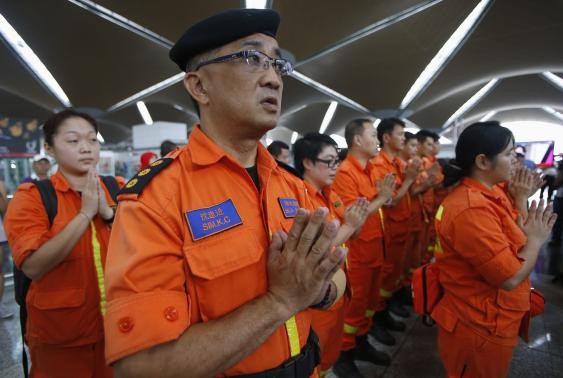 Nhân viên cứu hộ cầu nguyện trước khi bắt đầu hành trình tìm kiếm máy bay mất tích.