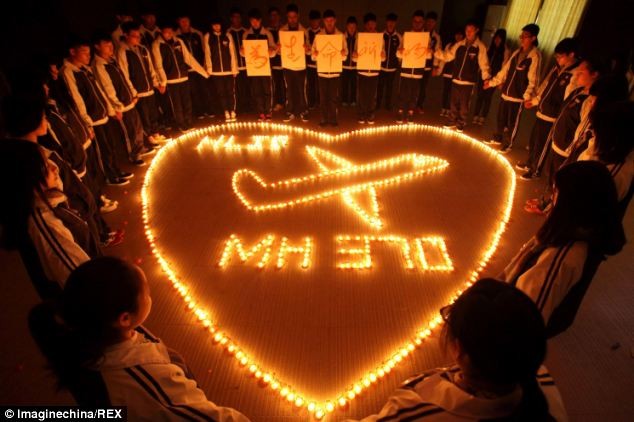 Sinh viên Trung Quốc thắp nến cầu nguyện cho các hành khách trên máy bay mất tích tại Malaysia.