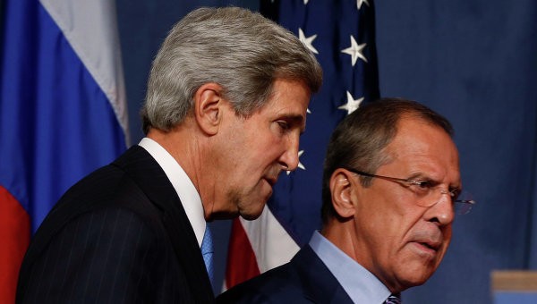Bộ trưởng Ngoại giao Nga Sergei Lavrov (phải) và người đồng cấp Mỹ John Kerry.