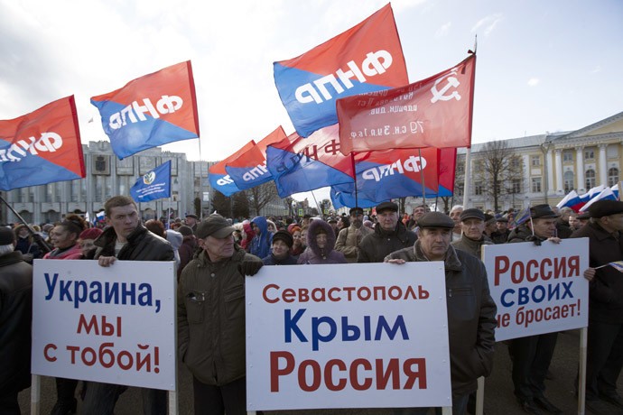 Người biểu tình ủng hộ Crimea gia nhập Liên bang Nga.