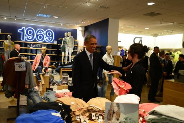 Tổng thống Obama hài lòng sau khi chọn được hai chiếc áo cho con gái.