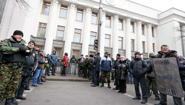Ukraine kết nạp người biểu tình vào lực lượng quân đội mới.