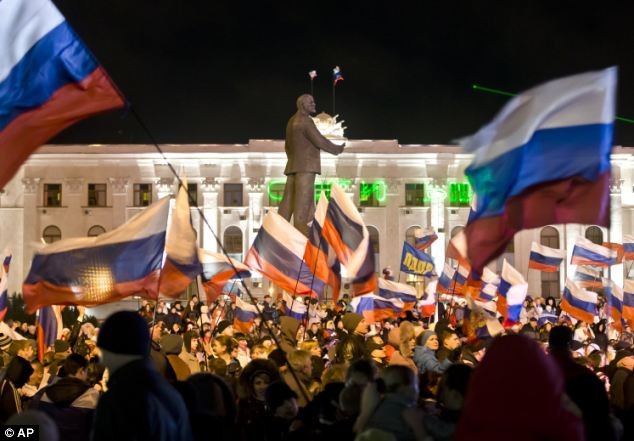 Người dân Crimea tập trung ăn mừng tại Quảng trường Lê-nin.