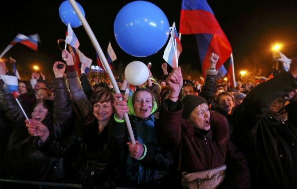 Người dân Crimea ăn mừng kết quả thăm dò.