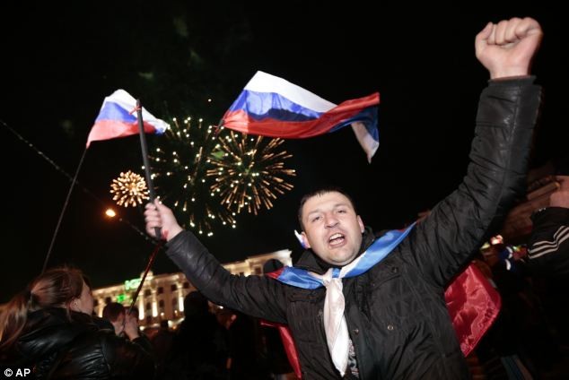 Người dân Crimea ăn mừng chiến thắng.