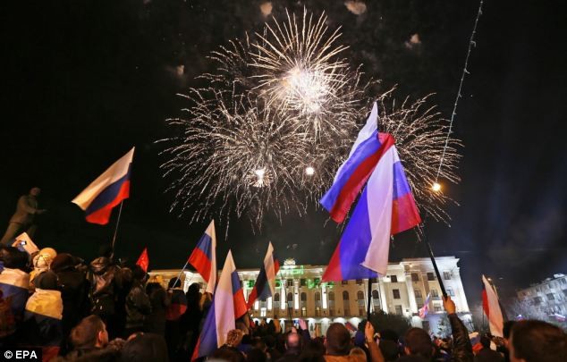 Người dân Crimea đốt pháo hoa ăn mừng.