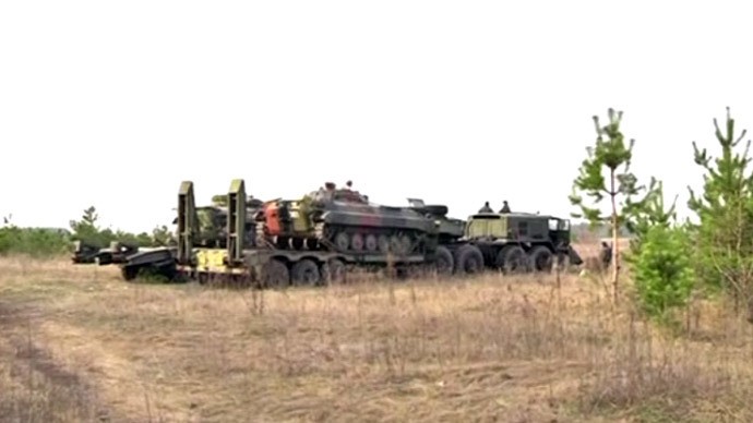 Đoàn xe tải chở vũ khí hướng tới biên giới với Nga bị chặn.