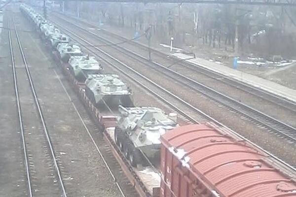 Đoàn tàu chở thiết bị quân sự bị chặn tại Lugansk.