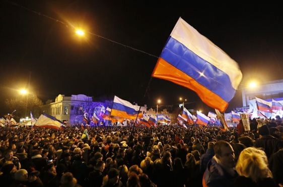 Người dân Crimea ăn mừng sau khi công bố kết quả bỏ phiếu sáp nhập lãnh thổ vào Nga.