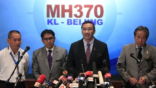 Giới chức trách Malaysia trong buổi họp báo hôm 17.3 tại Bắc Kinh.