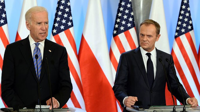 Phó Tổng thống Mỹ Joe Biden (trái) và Thủ tướng Ba Lan Donald Tusk