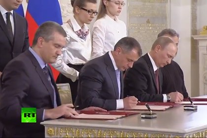Tổng thống Putin và các nhà lãnh đạo Crimea, Sevastopol ký thỏa thuận sáp nhập vào Liên bang Nga.