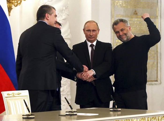 Tổng thống Putin và các nhà lãnh đạo Crimea, Sevastopol bắt tay nhau sau khi ký kết hiệp ước sáp nhập vào Liên bang Nga.