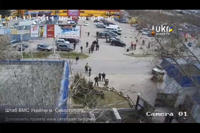 Người biểu tình xông vào bên trong căn cứ Hải quân Ukraine tại Sevastopol.