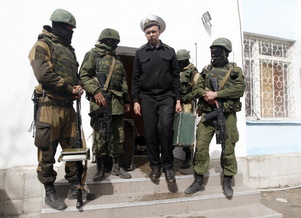 Binh sĩ Ukraine rời căn cứ tại Crimea hôm 19/3.