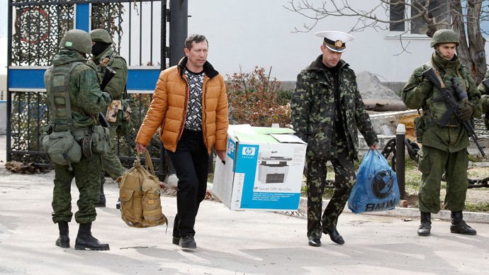 Binh sĩ Ukraine rời căn cứ sau khi người biểu tình xông vào.