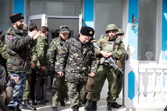 Hàng chục binh sĩ Ukraine tình nguyện rời căn cứ.