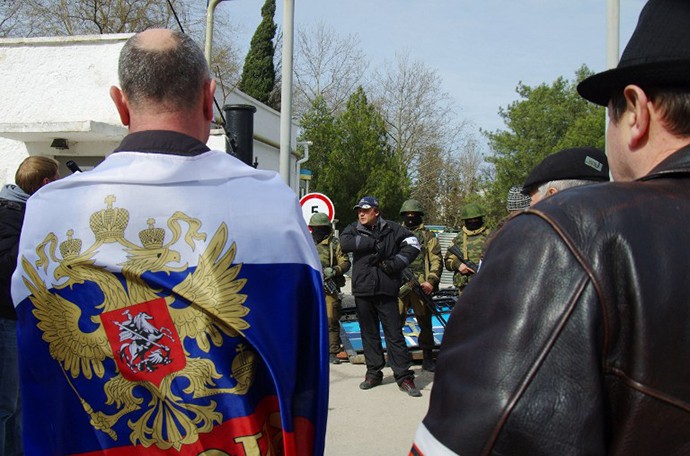 Người biểu tình trong căn cứ Hải quân Ukraine tại Sevastopol.