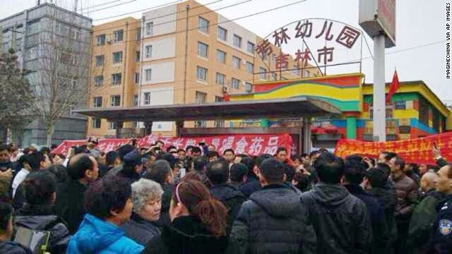 Cha mẹ Trung Quốc bao vây trường mẫu giáo Phương Lâm ở thành phố Cát Lâm, nơi cho con họ uống thuốc trái phép, hôm 17/3.