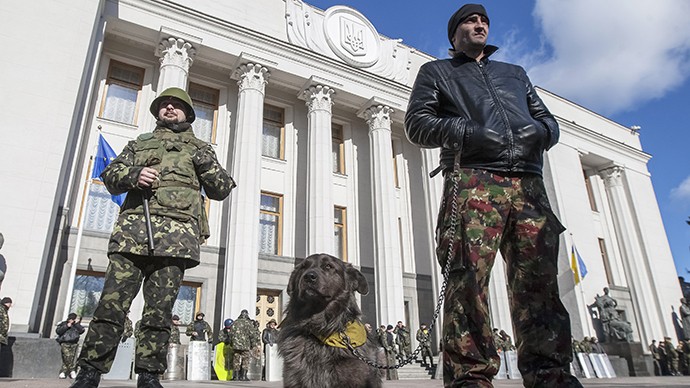 Lực lượng tự vệ Maidan bảo vệ tòa nhà tại Kiev.