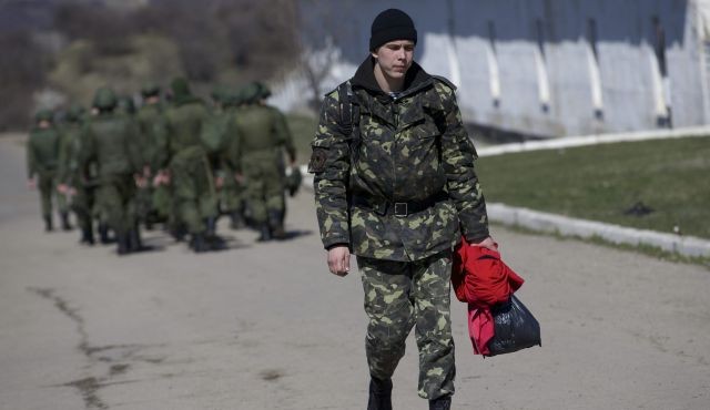 Lính Ukraine rời căn cứ tại Crimea.