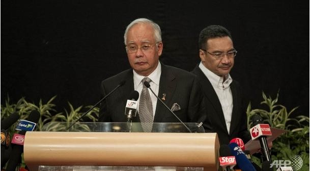 Thủ tướng Malaysia Najib Razak (trái) tuyên bố kết luận về số phận của chuyến bay mất tích tại Trung tâm Thương mại Thế giới Putra (PWTC) ở Kuala Lumpur hôm 24/3.