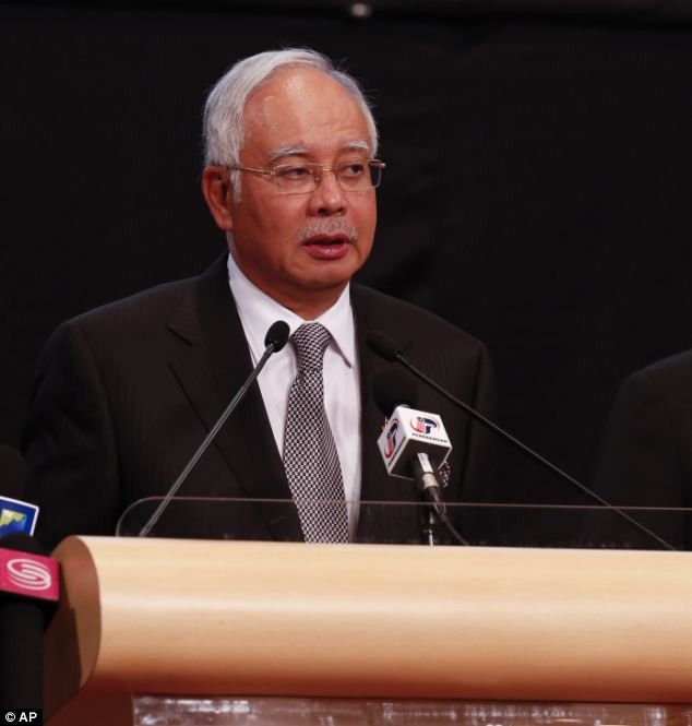 Thủ tướng Malaysia Najib Razak công bố những dữ liệu phân tích vệ tinh mới nhất cho thấy máy bay đã rơi xuống phía Nam Ấn Độ Dương