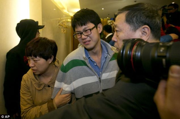 Thân nhân của các hành khách ở Bắc Kinh đã được thông báo tới khách sạn gần sân bay để nghe thông tin, khoảng 50 người đã có mặt tại đó