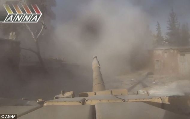 Xe tăng quân đội Syria bắn các mục tiêu phiến quân.