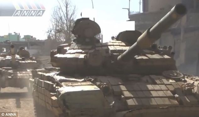 Binh sĩ Syria chuẩn bị rời xe tăng tấn công các tay súng.