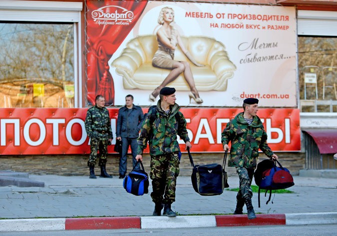 Binh sĩ Ukraine rời bán đảo Crimea.