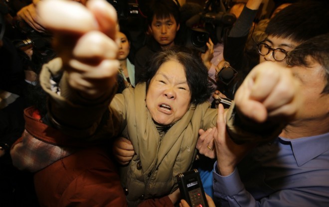 Nhiều người Trung Quốc bất bình trước cách xử lý khủng hoảng không thỏa đáng của giới chức Malaysia và hãng hàng không Malaysia Airlines. Thân nhân các nạn nhân đã biểu tình bên ngoài Đại sứ quán Malaysia ở Bắc Kinh để phản đối.