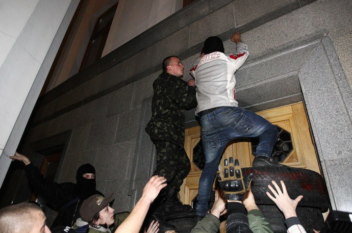 Người biểu tình lấy gậy đập cửa, leo trèo tìm cách xông vào bên trong tòa nhà Quốc hội Ukraine.