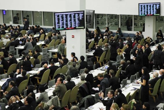 Các đại biểu xem kết quả bỏ phiếu ủng hộ nghị quyết của LHQ về Ukraine hôm thứ Năm.