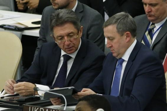 Bộ trưởng Bộ Ngoại giao Ukraine Andrii Deshchytsia (phải) nói chuyện với Đại sứ Ukraine tạ Liên Hợp Quốc Yuriy Sergeyev trước phiên kiểm phiếu.