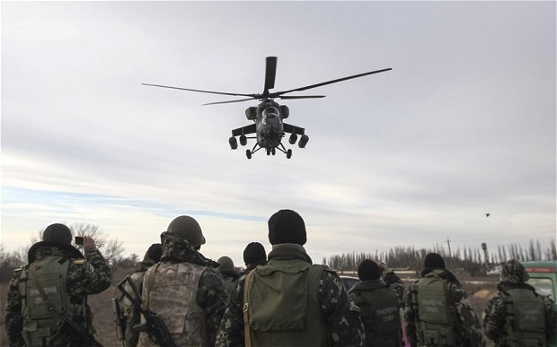 MI-35 và quân đội Nga bảo vệ một trạm kiểm soát gần làng Strelkovo, Ukraine