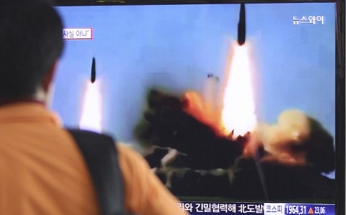 Dân Hàn Quốc theo dõi vụ phóng tên lửa của Triều Tiên qua truyền hình.
