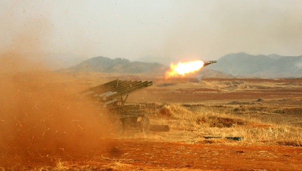 Quân đội Triều Tiên tập trận pháo binh.