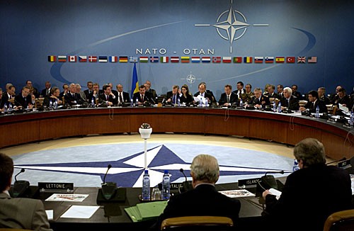 Một cuộc họp của 28 thành viên NATO