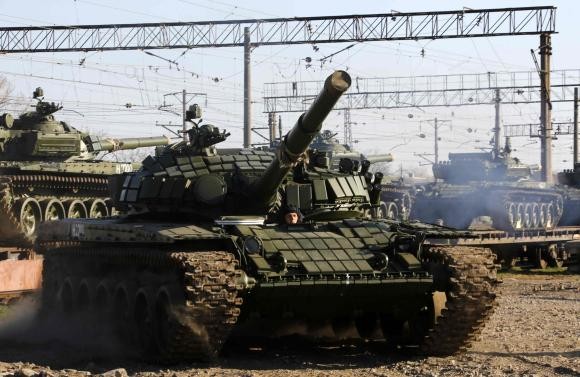 Xe tăng quân sự Nga tại Crimea ngày 31/3/2014.