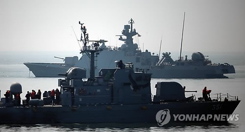 Tàu chiến Hàn Quốc gần biên giới biển với Triều Tiên ngày 1/4/2014.