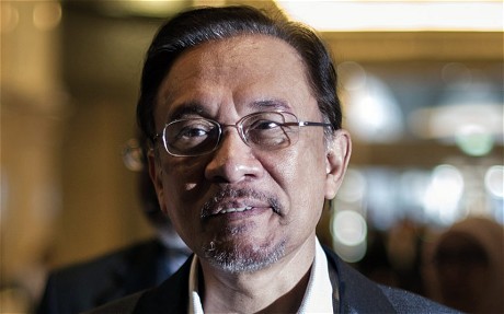 Một nguồn tin thân cận với chính phủ Kuala Lumpur nói với Telegraph rằng ông Anwar đang cố gắng khai thác những bi kịch để phục vụ lợi ích chính trị của mình.